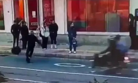 Çantayı motosiklete savurdu iki kişiyi hastanelik etti... Savcı çantayı 'silah' saydı