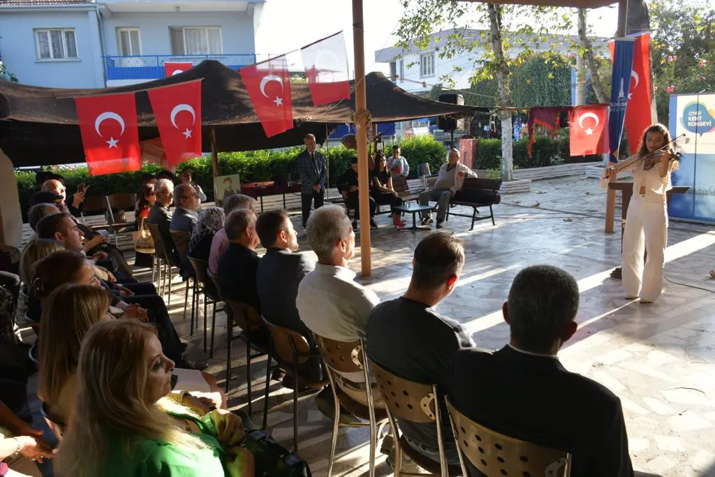 İzmir'in yeni kütüphanesi: ''Atatürk Çocukları Kütüphanesi'' açıldı 4 İzmir'in yeni kütüphanesi: ''Atatürk Çocukları Kütüphanesi'' açıldı