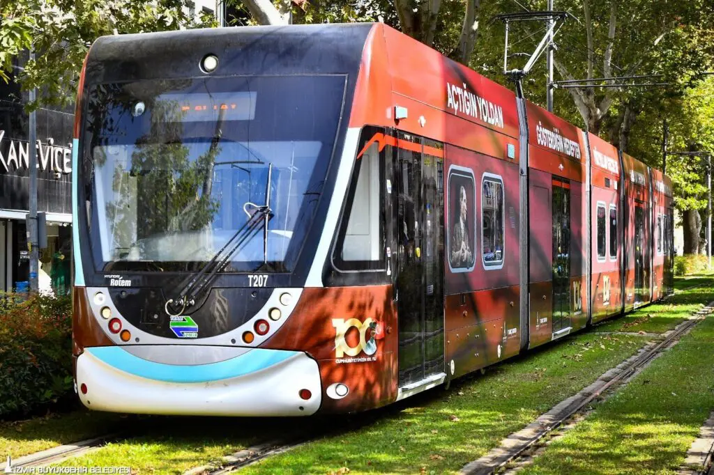 İzmir'de 100. Yıl coşkusu, toplu taşımaya yansıdı