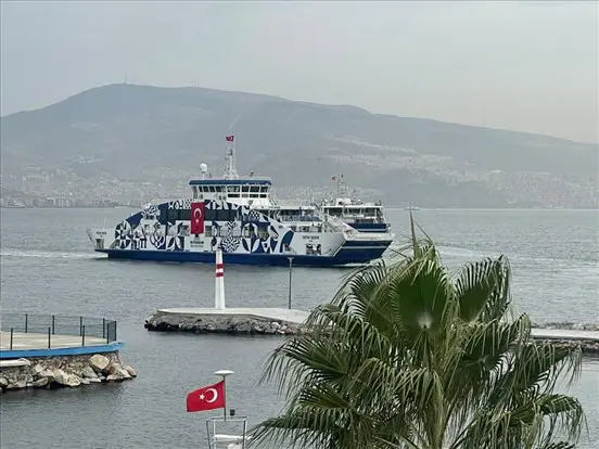 İzmir'de 100. Yıl coşkusu, toplu taşımaya yansıdı