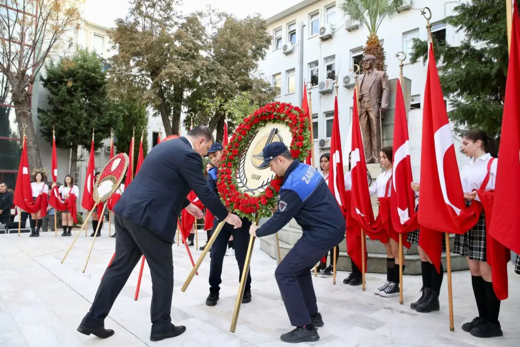 Karşıyaka'da 85 yıllık hasretin sirenleri çaldı hayat durdu!