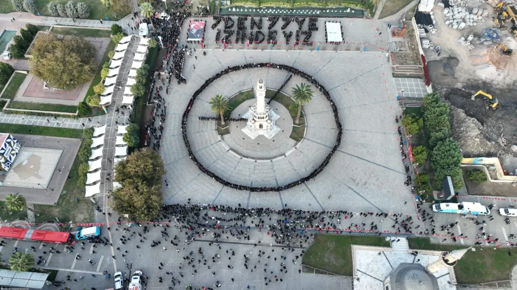 Konak Atatürk Meydanı’nda göz kamaştırıcı koreografi