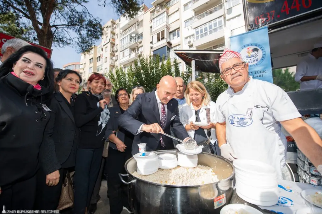 İzmir'de Atatürk için mevlit okutuldu, lokma dağıtıldı
