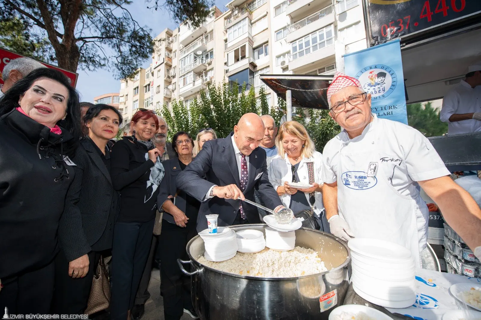 İzmir’in her tarafında 10 Kasım Atatürk’ü anma etkinlikleri devam ediyor.