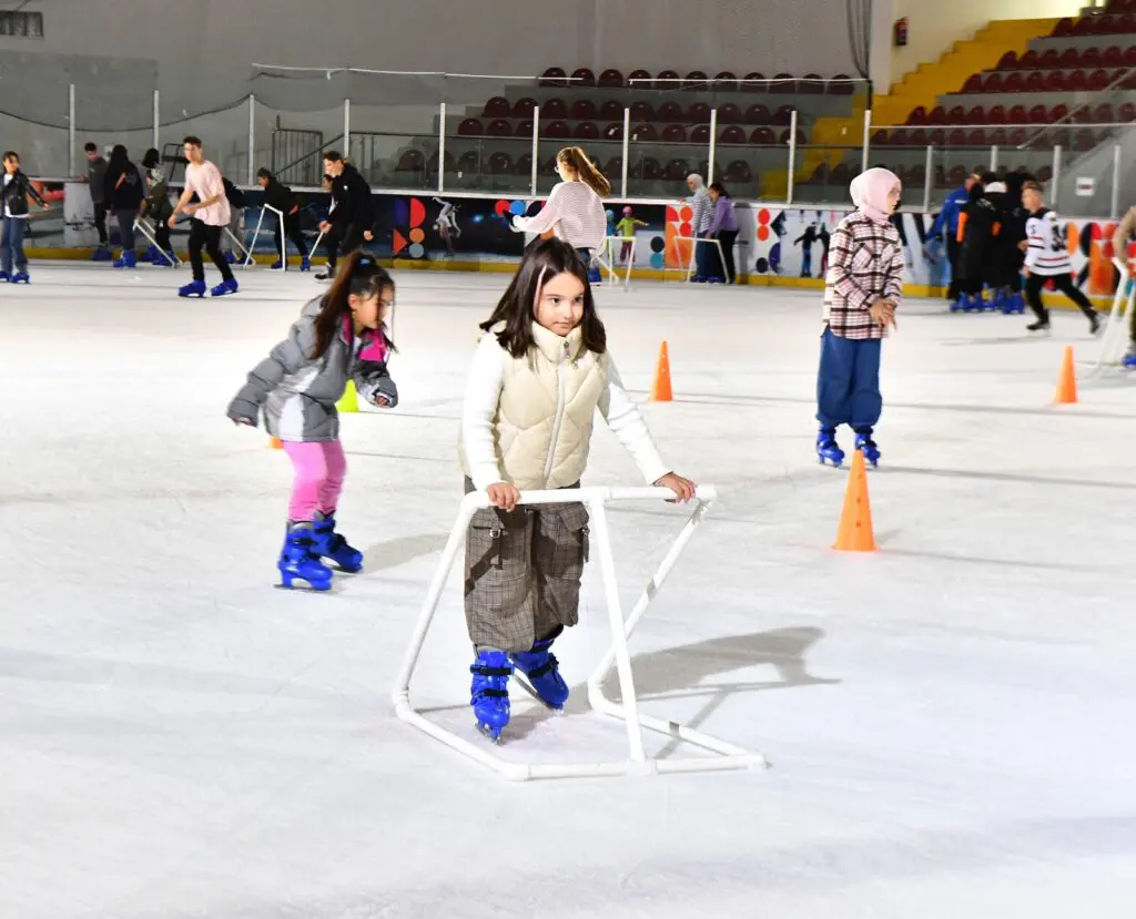 İzmir'de Buz Sporları Salonu’na çocuklardan büyük ilgi 4 İzmir'de Buz Sporları Salonu’na çocuklardan büyük ilgi