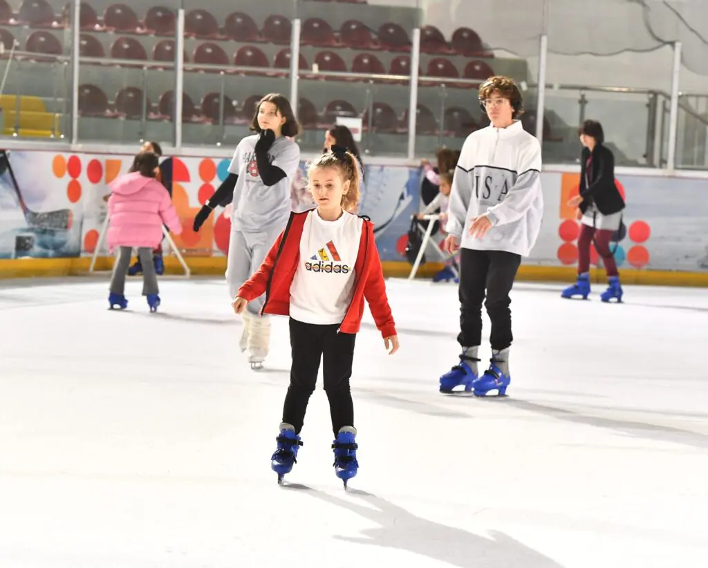 İzmir'de Buz Sporları Salonu’na çocuklardan büyük ilgi
