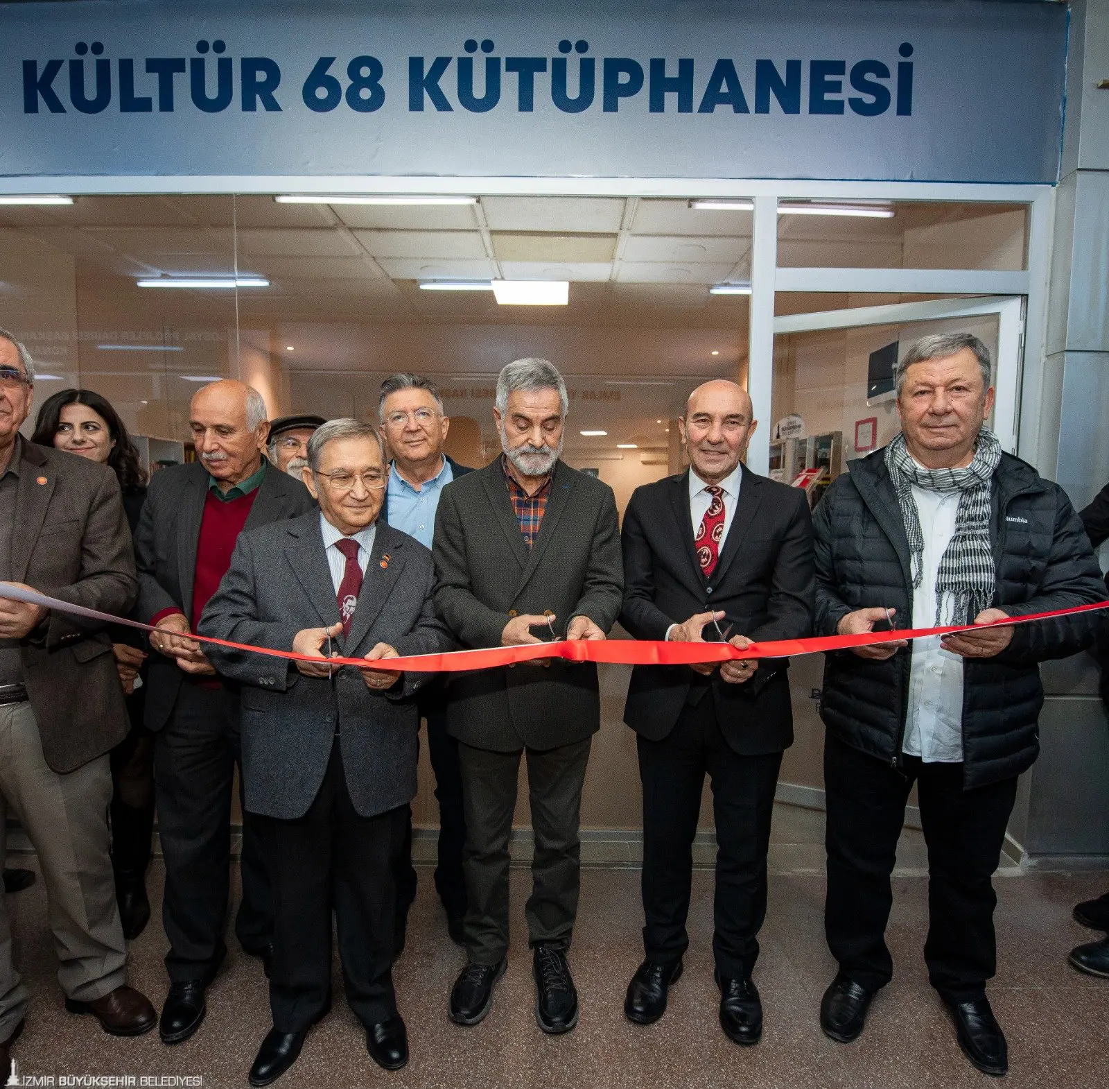 İzmir Büyükşehir Belediyesi öğrencilerin bilgiye erişimini kolaylaştırmak amacıyla kente yeni