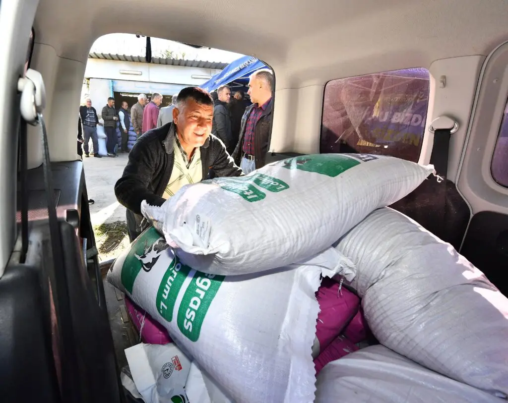 İzmir'den çiftçiye tam destek: 6 ilçede toplam 45 ton yem bitkisi tohumu... 4 İzmir'den çiftçiye tam destek: 6 ilçede toplam 45 ton yem bitkisi tohumu...