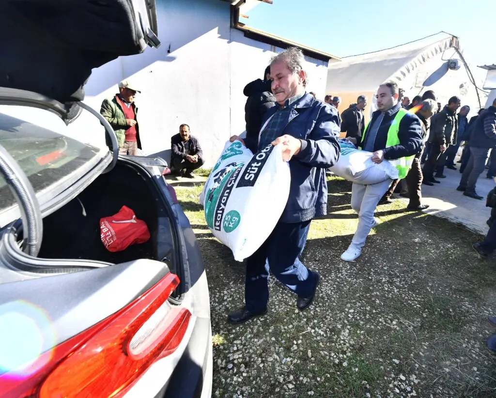 İzmir'den çiftçiye tam destek: 6 ilçede toplam 45 ton yem bitkisi tohumu...
