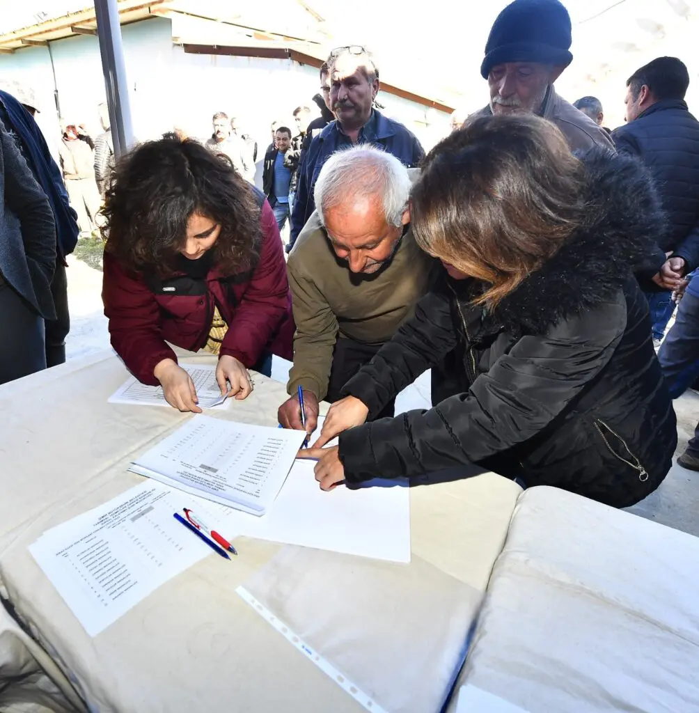 İzmir'den çiftçiye tam destek: 6 ilçede toplam 45 ton yem bitkisi tohumu... 5 İzmir'den çiftçiye tam destek: 6 ilçede toplam 45 ton yem bitkisi tohumu...