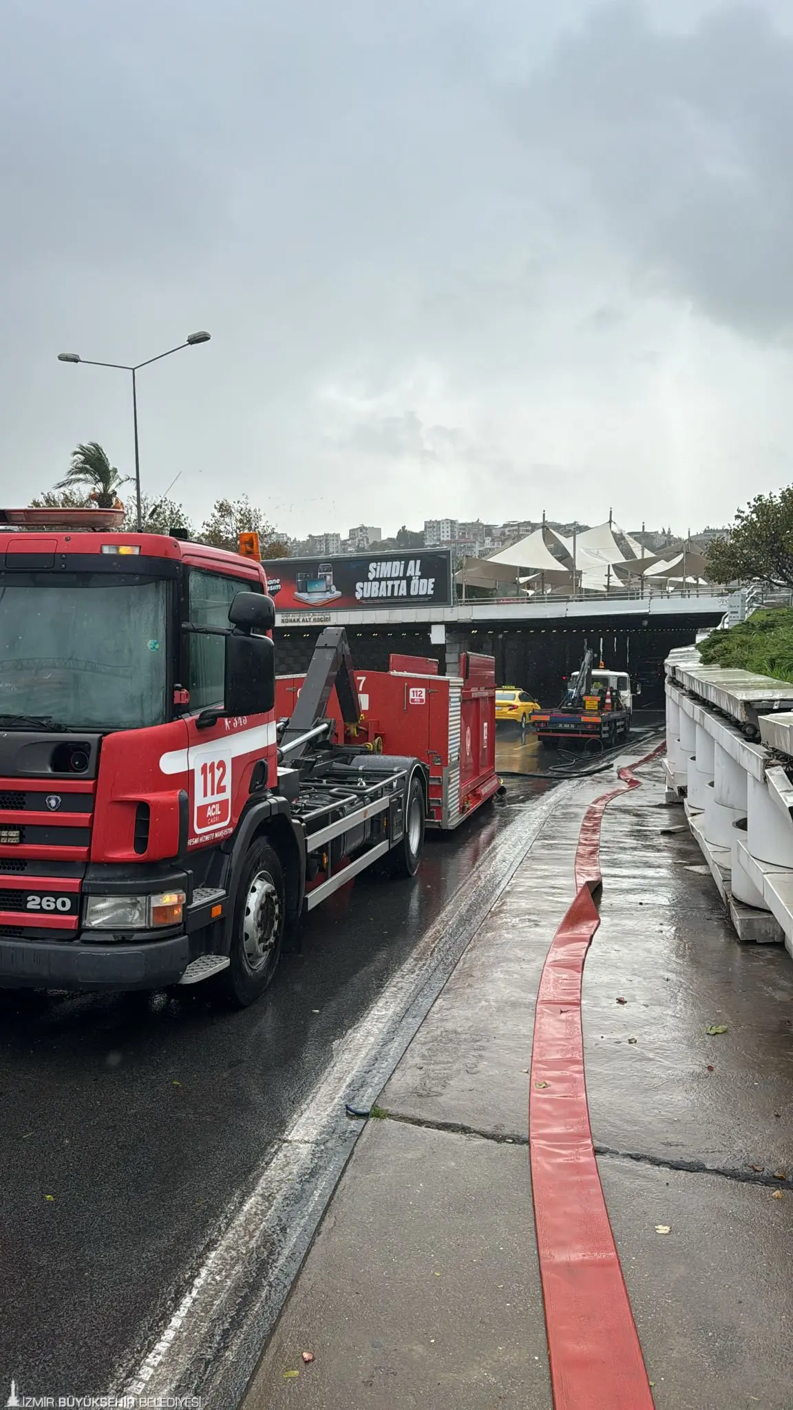 İzmir Büyükşehir Belediyesi ekipleri, meteorolojik uyarıların ardından İzmir’de etkisini öğle