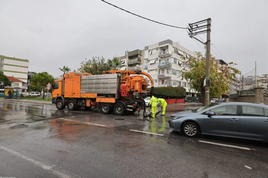 İzmir'de yağmur alarmı: Büyükşehir Belediyesi teyakkuza geçti 4 İzmir'de yağmur alarmı: Büyükşehir Belediyesi teyakkuza geçti