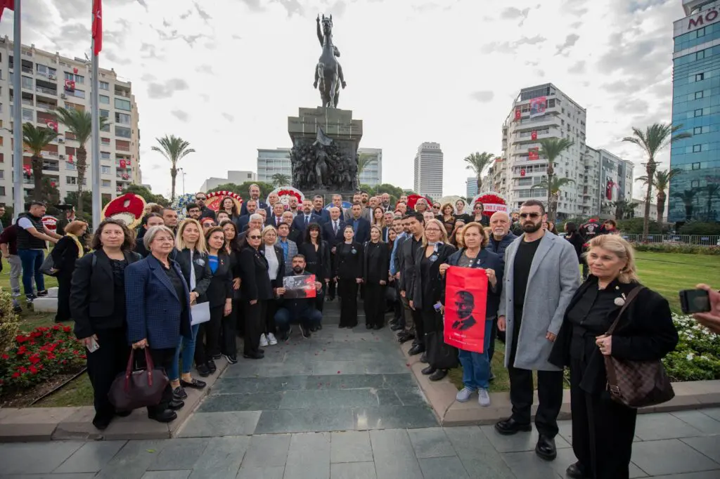 CHP İzmir Ata'sını andı!