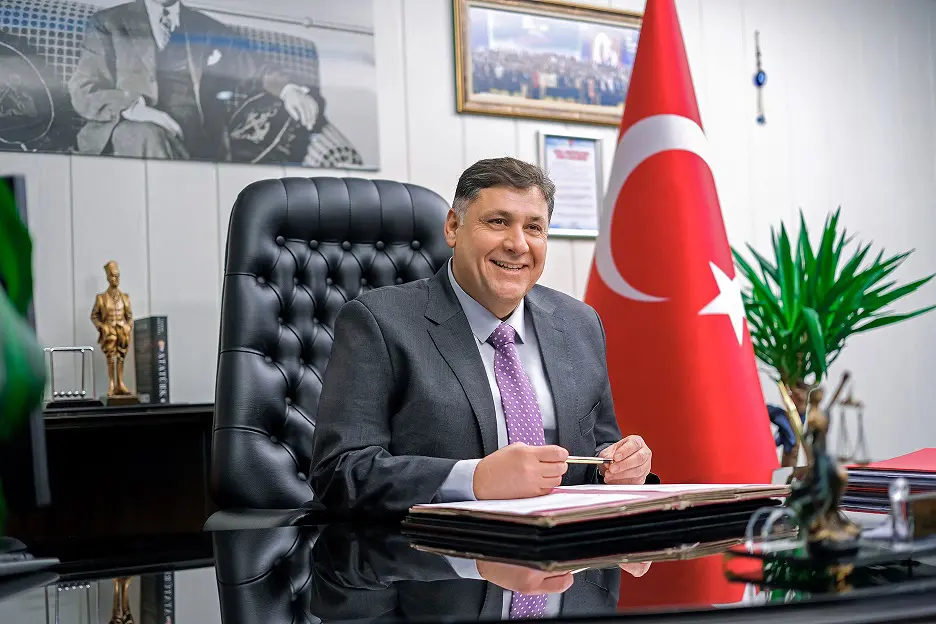 Menderes Belediyesi tarafından başlatılan eğitime destek programı kapsamında üniversite öğrencilerine