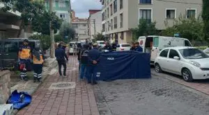 Erkek arkadaşı Yusuf Cavlak ile sokakta yürüyen Özlem Ülker, eşi