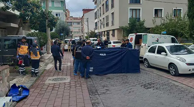 Erkek arkadaşı Yusuf Cavlak ile sokakta yürüyen Özlem Ülker, eşi