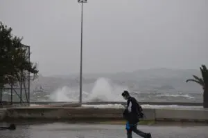 Meteoroloji tarafından, İZMİR’de yarından itibaren fırtına beklendiği ve olumsuz hava koşullarına