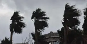 Meteoroloji tarafından, İzmirde’de, yarından itibaren fırtına beklendiği ve olumsuz hava