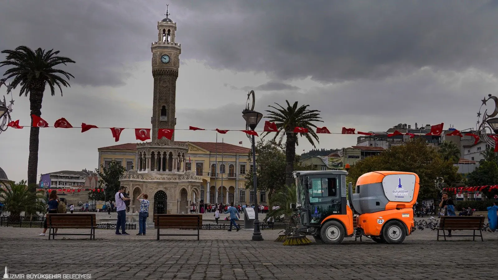 İzmir Büyükşehir Belediyesi ekipleri, daha temiz ve sağlıklı bir çevre