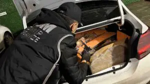 İzmir’in Kemalpaşa ilçesinde, polisin durdurduğu 2 otomobilde yapılan aramada, birleştirilmesi