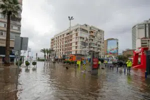 İzmir’de yaşanan yoğun fırtına ve yağış sonrası meydana gelen deniz taşmasından
