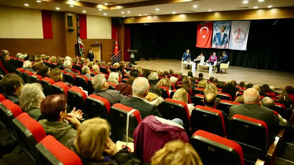 Karşıyaka’da Cumhuriyet ve kadın konuşuldu 5 Karşıyaka’da Cumhuriyet ve kadın konuşuldu