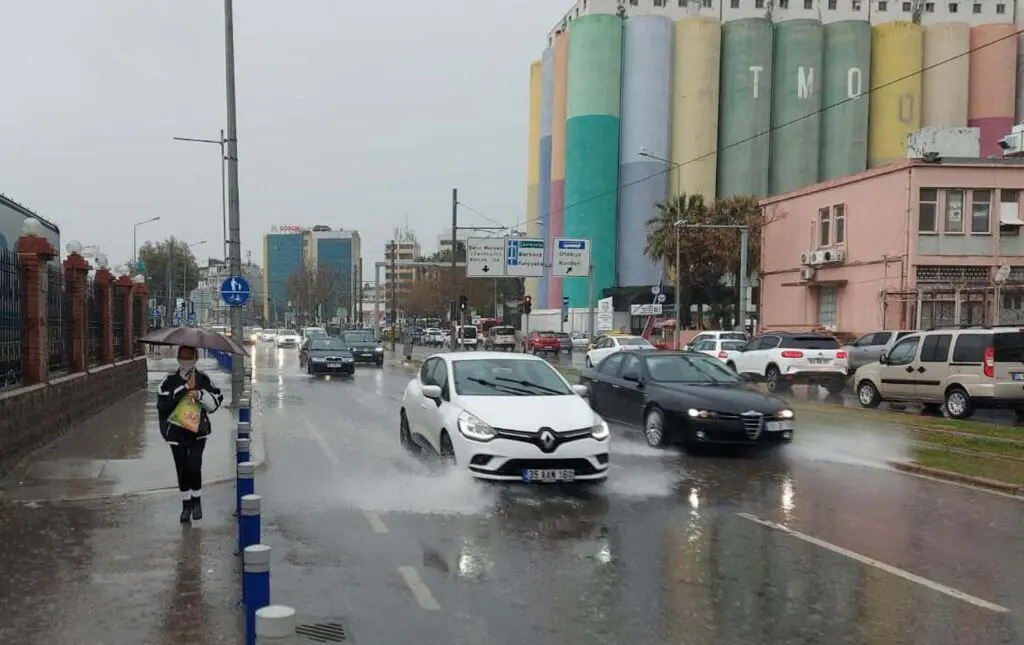 Meteoroloji'den İzmir için sağanak yağış uyarısı