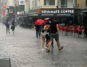 Meteoroloji İzmir için bugün gece saatlerinden itibaren gök gürültülü, kuvvetli