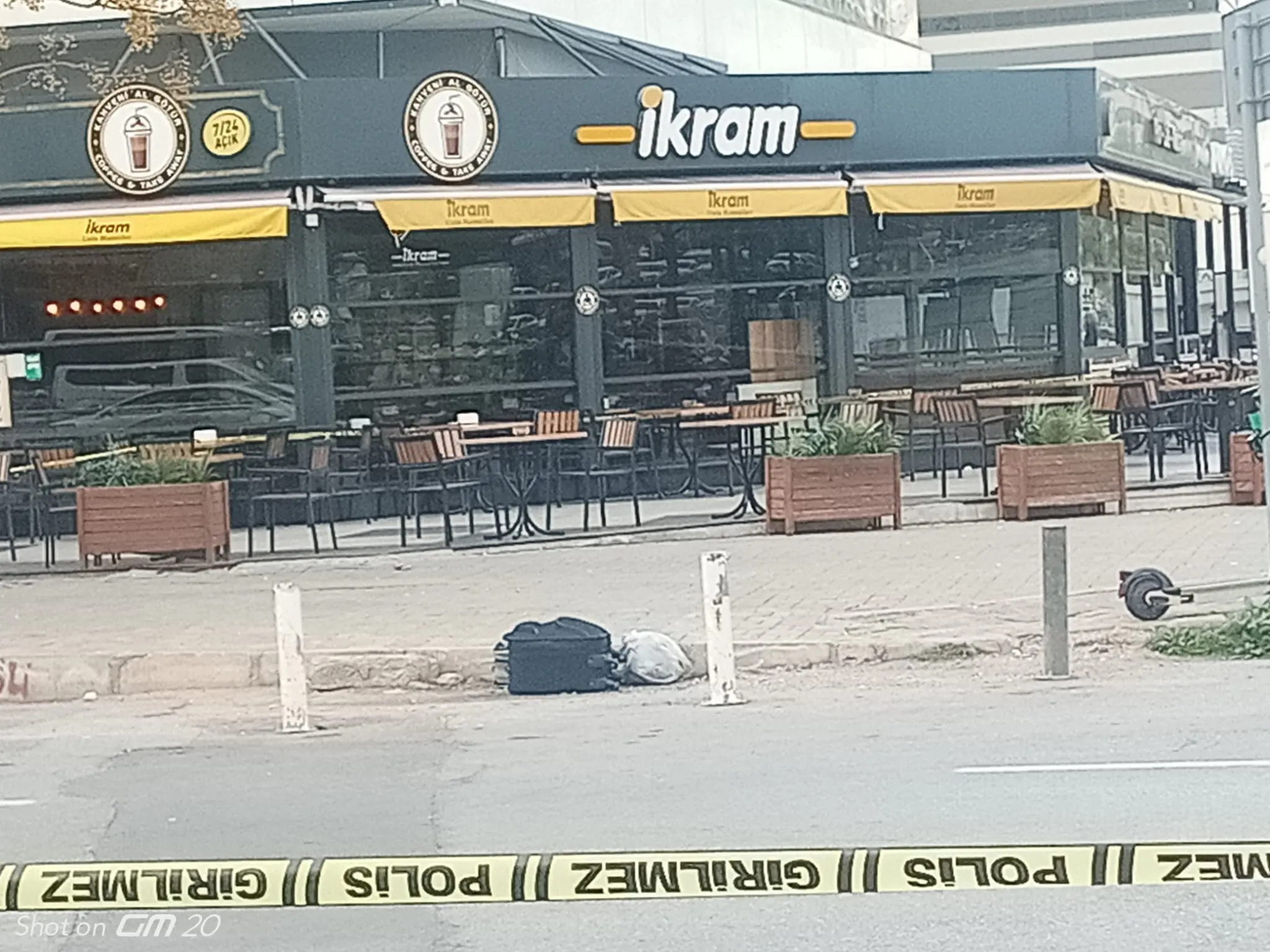 İzmir’de Bayraklı Adliyesi önüne bırakılan bir çanta paniğe yol açtı.