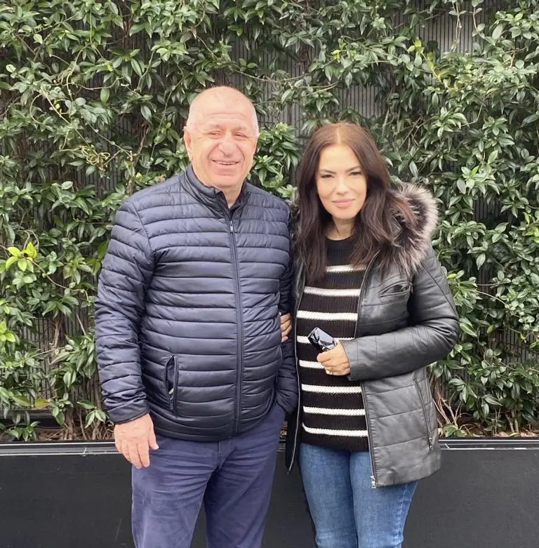 Oyuncu Yeşim Salkım, sosyal medya hesabından üye olduğu Zafer Partisi