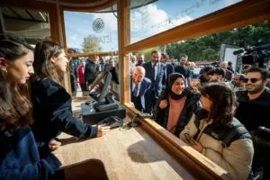 İzmir Büyükşehir Belediyesi’nin pahalılıktan etkilenen gençler için açtığı piyasa fiyatının