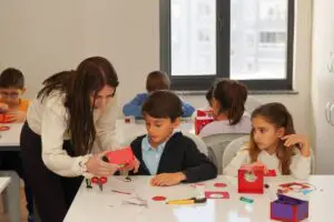 Projeleriyle çocuk ve gençlerin kişisel gelişimlerine katkı koyan Gaziemir Belediyesi,