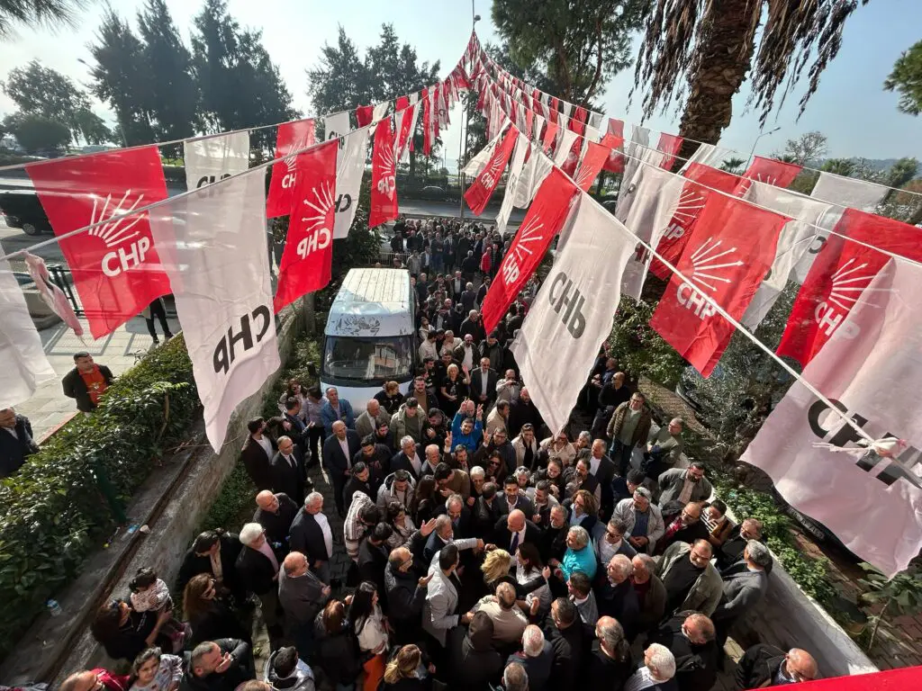 Deneyimli siyasetçi Erdal Aksünger adaylık başvurusunu yaptı.. Bayraklı'ya Eskişehir modeli