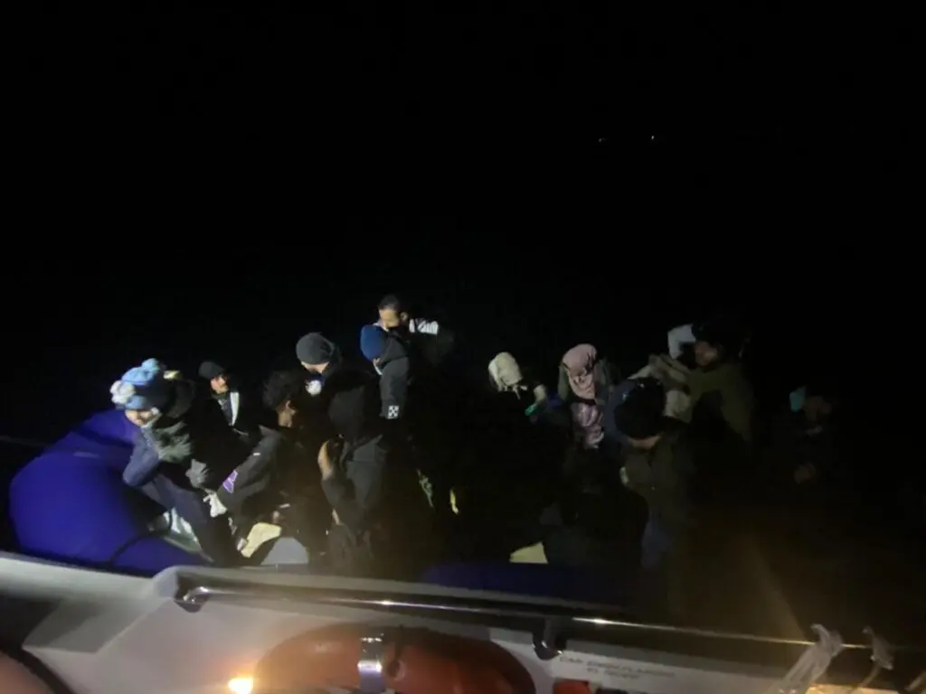 Bodrum'da kaçak göçmen dramı: Lastik botla batmaktan son anda kurtarıldılar