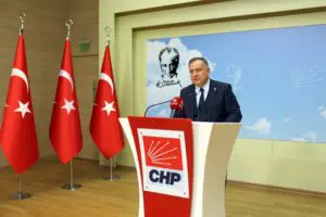 CHP’li Gökan Zeybek, parti genel merkezinde basın toplantısı düzenledi. CHP