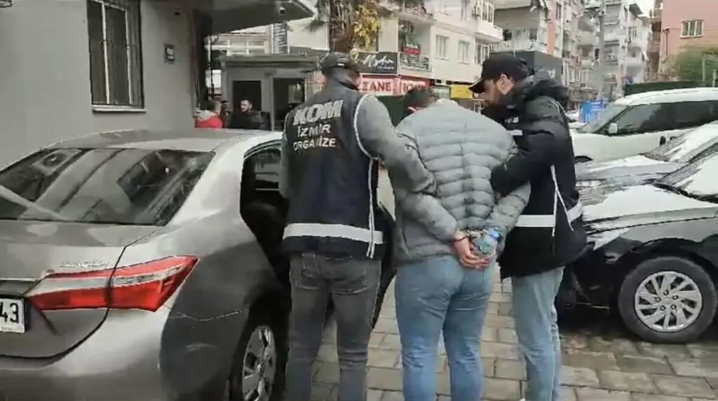 Gaziemir'de iş yerlerine ateş açtı, yakalanıp tutuklandı 4 gaziemir