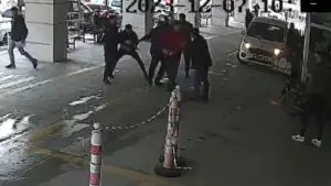 Manisa’da, Merkezefendi Devlet Hastanesi’nin Acil Servisi önünde iki grup arasında