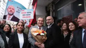 İzmir’de Büyükşehir aday adaylığı için yola çıkan Buğra Gökce, başvurusunu