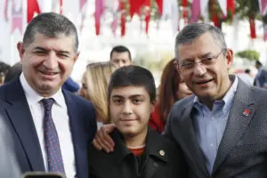 CHP lideri Özgür Özel, aday olmayacağını açıklayan Manavgat Belediye Başkanı