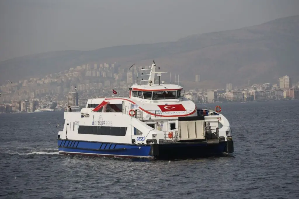 İzmir yılbaşına hazır: İzmir Belediyesinden Ek Seferler 7 yılbaşı