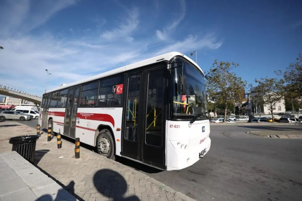 İzmir yılbaşına hazır: İzmir Belediyesinden Ek Seferler 5 yılbaşı