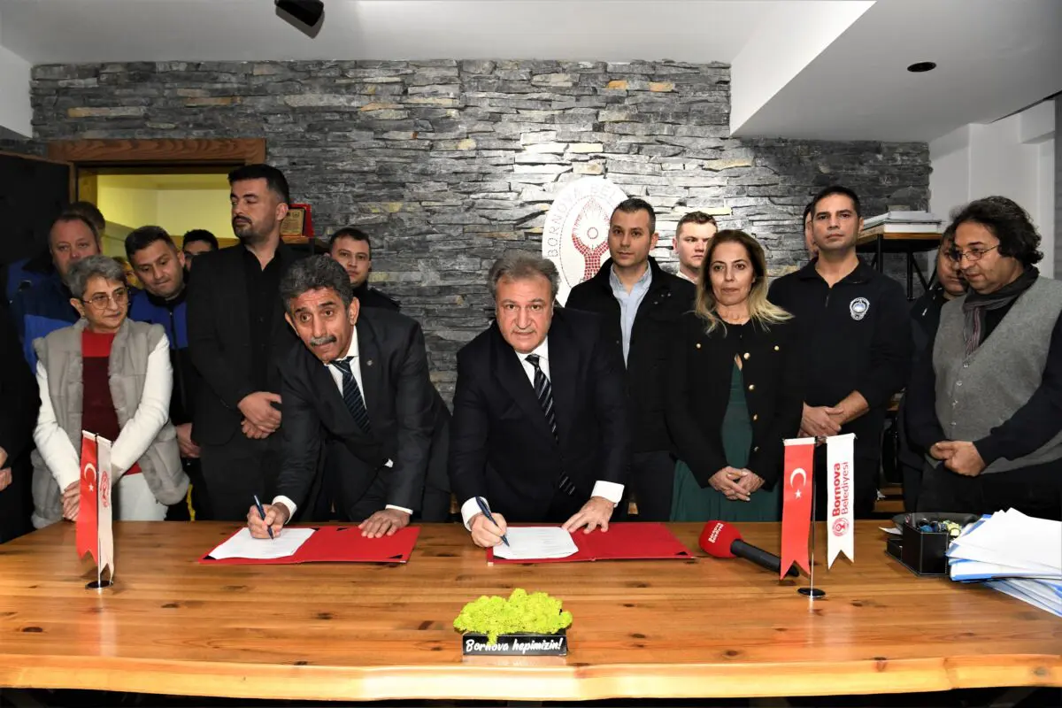 Bornova Belediyesi tüm çalışanları için iki toplu iş sözleşmesini birden