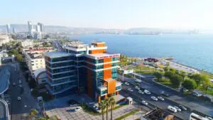 Bayraklı’nın 24 mahallesinde temizlik ve hijyen çalışmalarını aralıksız sürdüren Bayraklı