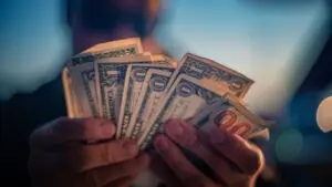 Dolar ve avro haftaya yükselişle başladı. Dolar/TL 30,1, Euro/TL 33,046