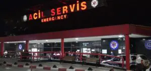 İzmir’in Bayraklı ilçesinde, polislerin ‘dur’ ihtarına uymayarak kaçan bir otomobili