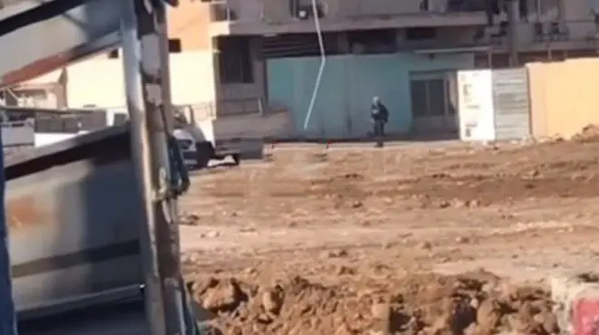 İzmir’in Karşıyaka ilçesinde kimliği belirlenemeyen iki kişi sokak ortasında çatışmış