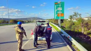 İzmir’in Çeşme ilçesinde, çeşitli suçlardan haklarında kesinleşmiş hapis cezası olan