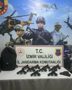 İzmir’in Bornova ilçesinde silah kaçakçılığı yaptıkları ileri sürülen 2 kişi,