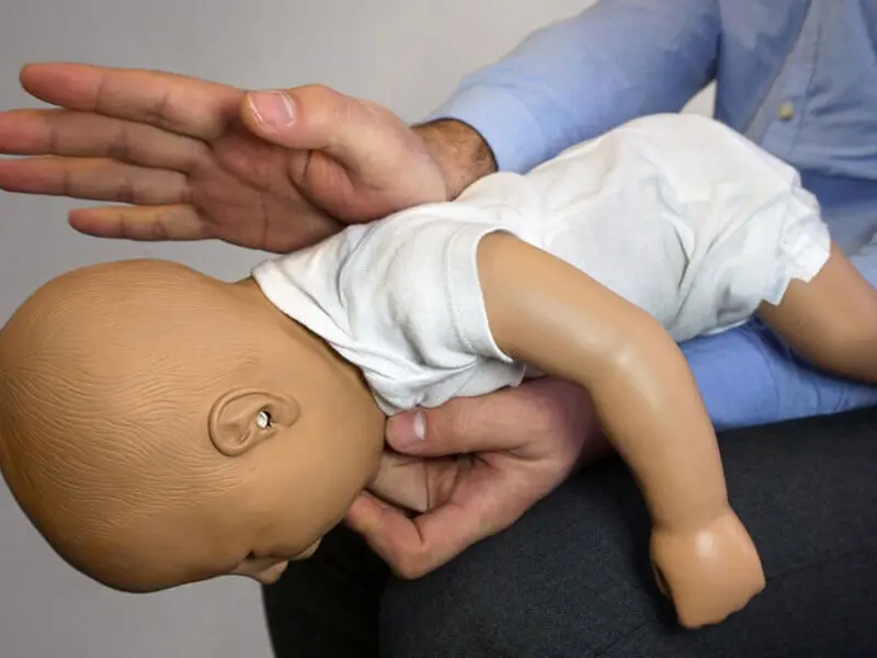 İzmir'de bebeği Heimleck manevrası kurtardı 4 manevra