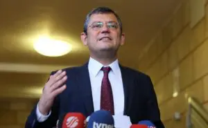 CHP Genel Başkanı, İzmir listesini övgüyle değerlendirirken gençleşme ve kadın